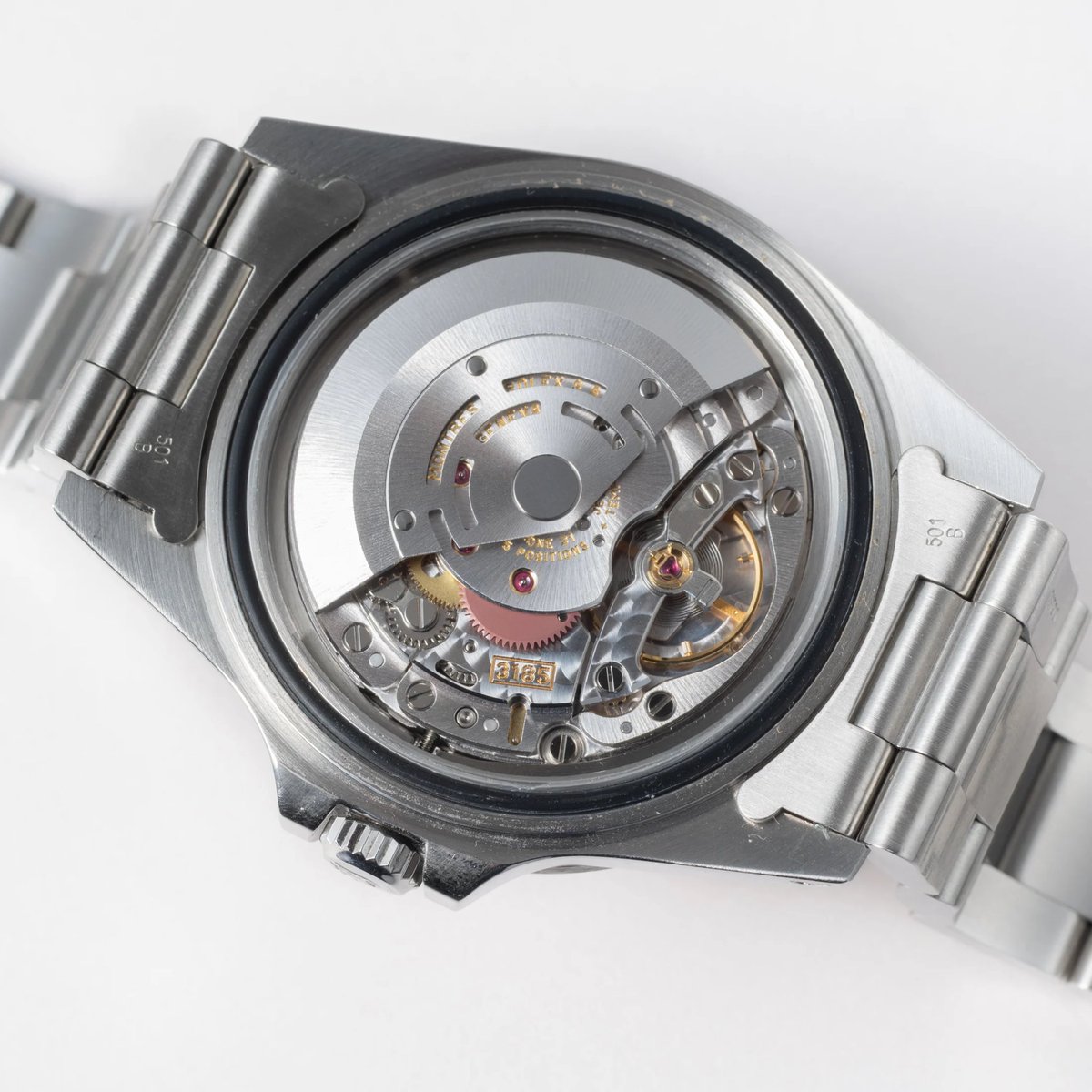 firekids1995's tweet image. 1997年製のロレックスエクスプローラーⅡです🔥🔥🔥

元々、洞窟探検家の為に造られたモデルで暗い洞窟の中でも午前午後がわかるように赤いGMT針が採用されています🌏

艶ありの黒文字盤にフチ有り夜光の組み合わせです✨

▼ご紹介した時計▼
▫️モデル名：#エクスプローラー2 #EXPLORER2