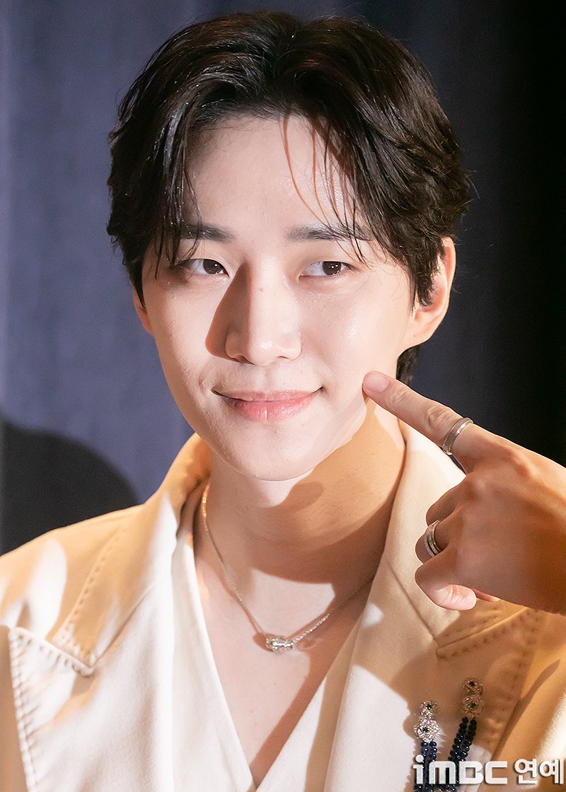 imbcenews's tweet photo. [포토] 이준호, 꾸러기 볼콕 
#이준호 #LEEJUNHO #イ·ジュノ 
#준호 #JUNHO #ジュノ 
#피아제 #PIAGET #포토콜_241127 [iMBC연예]

배우 이준호가 27일 오후 서울 광진구에 위치한 한 호텔에서 열린 하이엔드 브랜드 행사에 참석해 포즈를 취하고 있다.

⬇️고화질 Click Plz⬇️
https://t.co/hW1m1UzmMd