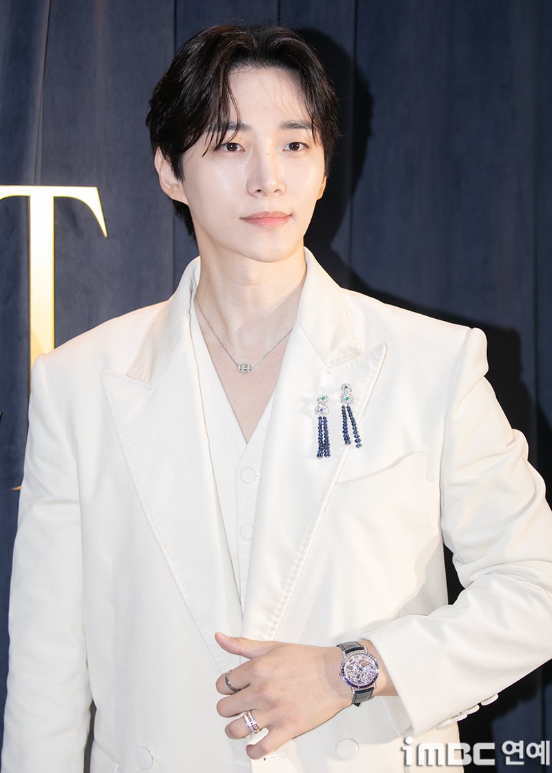 imbcenews's tweet photo. [포토] 이준호, 꾸러기 볼콕 
#이준호 #LEEJUNHO #イ·ジュノ 
#준호 #JUNHO #ジュノ 
#피아제 #PIAGET #포토콜_241127 [iMBC연예]

배우 이준호가 27일 오후 서울 광진구에 위치한 한 호텔에서 열린 하이엔드 브랜드 행사에 참석해 포즈를 취하고 있다.

⬇️고화질 Click Plz⬇️
https://t.co/hW1m1UzmMd