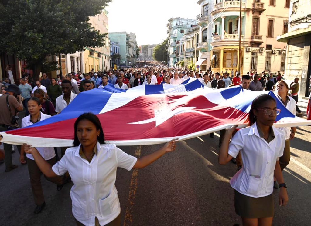 Con ese futuro marchamos hoy. Con la juventud, con los que llevan con honor sus batas blancas. 

Quisieron que #Cuba los olvidara, pero no están olvidados, ni muertos.

#TenemosMemoria

3/3
