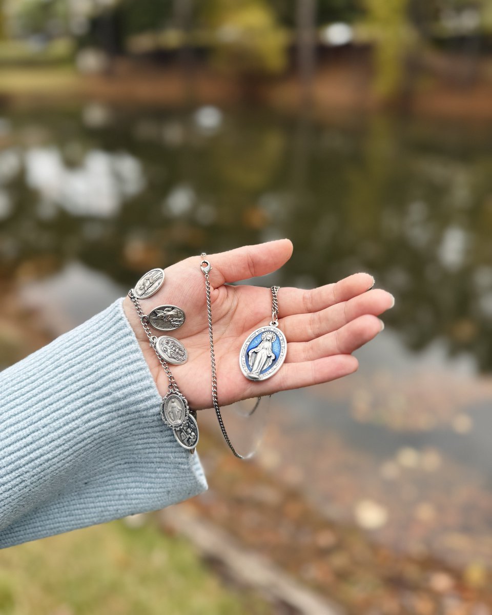 CatholicCassie's tweet photo. I wear my Miraculous Medal every day 🤍 https://t.co/MKnDbJzu2w