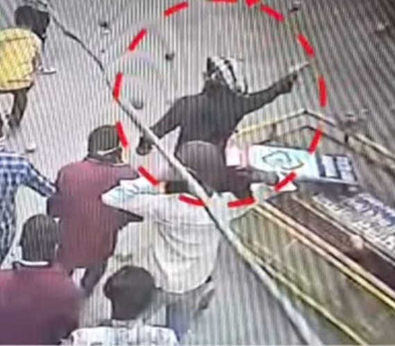 AshokShrivasta6's tweet image. &quot;पुलिस झूठ बोल रही है..कमिश्नर झूठ बोल रहे हैं, सरकार झूठ बोल रही है...मीडिया झूठी है&quot; कांग्रेस और विपक्ष के नेताओं को अब अपनी इस एक लाइन में तीन नए शब्द और जोड़ देने चाहिएं 
&quot;CCTV झूठ बोल रहा है&quot;!
सम्भल में CCTV फुटेज में साफ साफ सैंकड़ों नकाबपोश दिख रहे हैं..इस तस्वीर में देखिए…