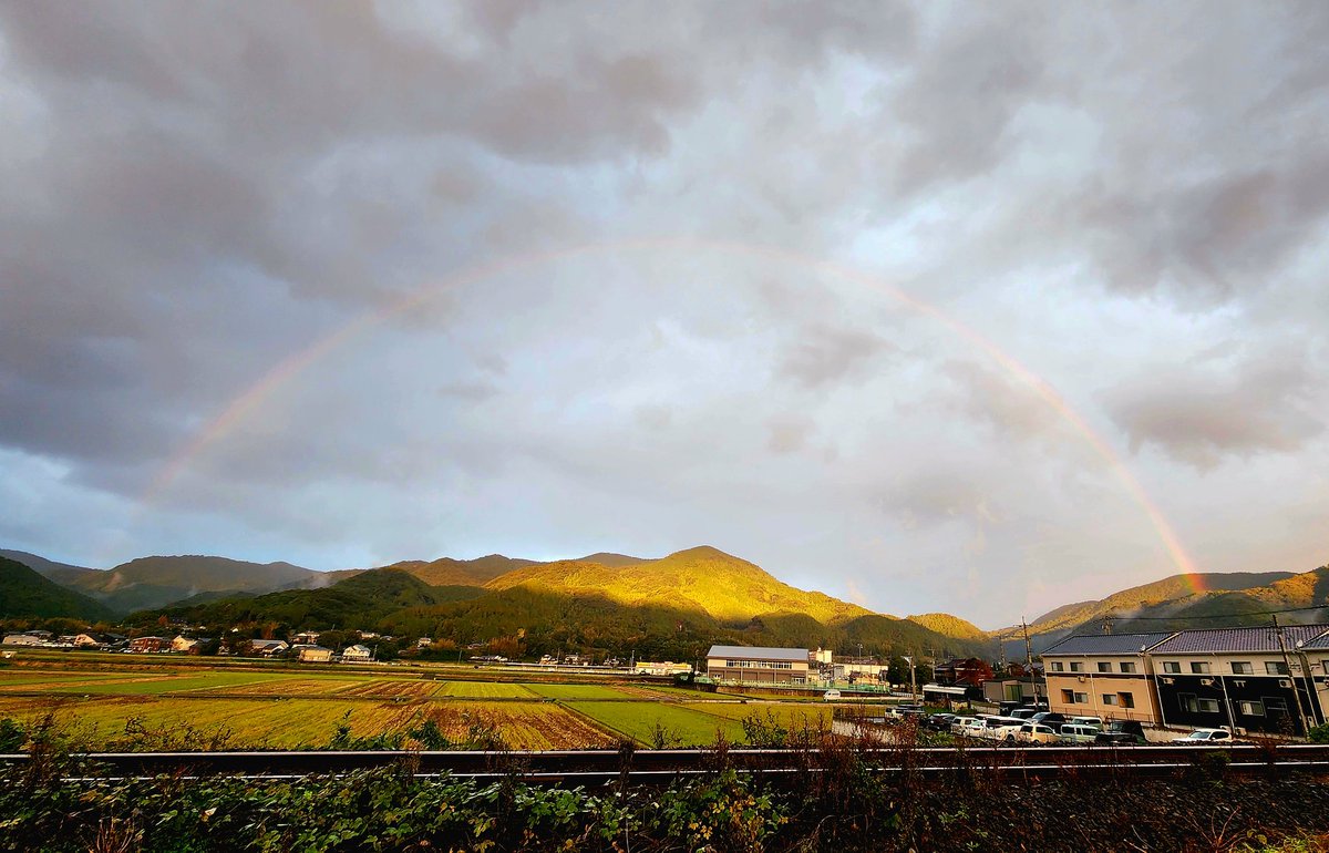 lapijadedrbs957's tweet image. 朝から虹を見ると
良い事ありそうな気がする

ちょっと分かりにくいけど🌈

🍃