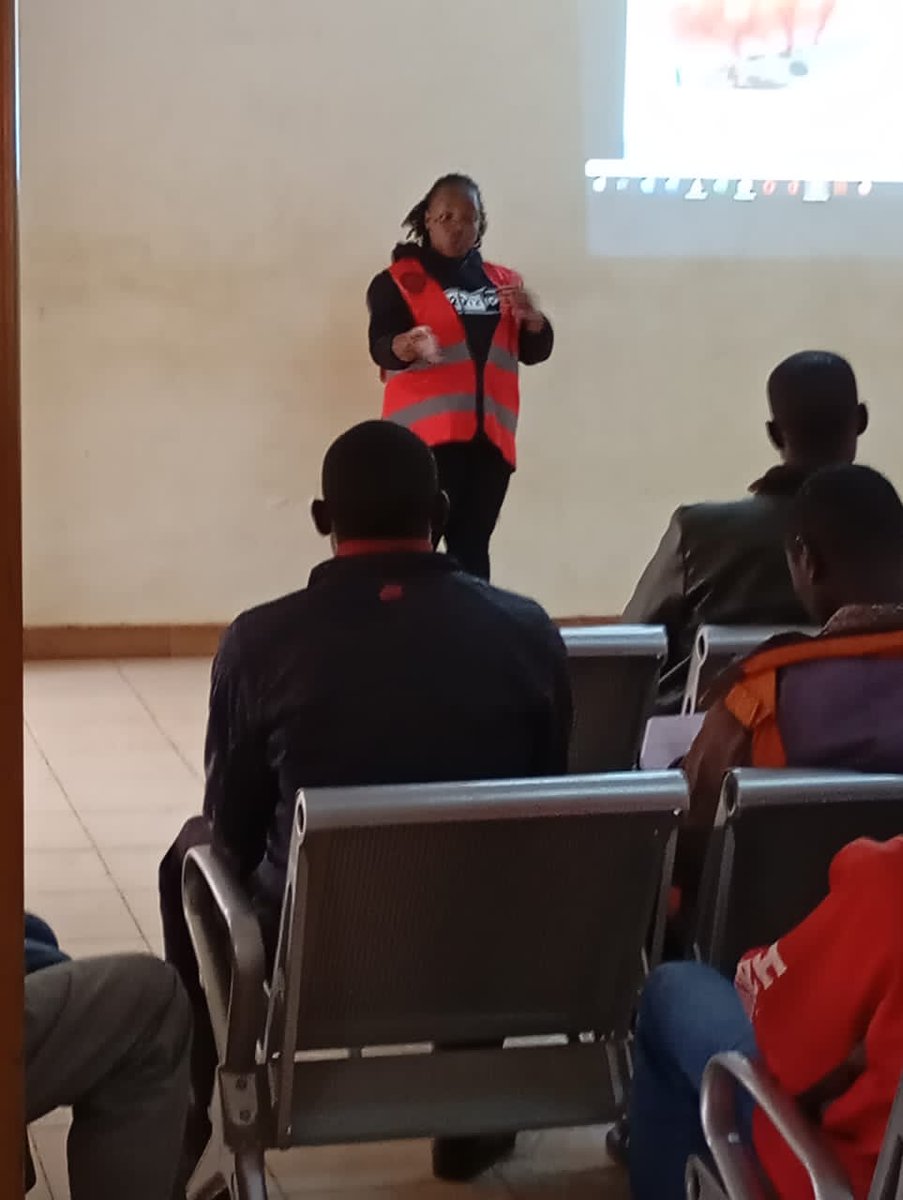 VisionTrauma's tweet photo. Disseminating skills to the local and empowering them to handle the basic trauma injuries is the best way to make prehospital emergency care as a component of EMS strong
 Thank you @LFR_INTL @ROSACUg @RctMulagoUiahmz @MuwagaHanningt1 @JacobSsentamu https://t.co/tEMwdRZ9wO