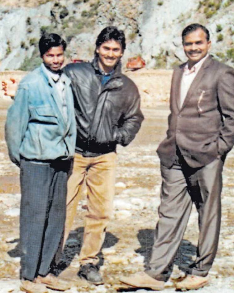 NCBNFanHere's tweet photo. 5 లక్షలు 10 లక్షలు కి బెంగళూరు పరిసర ప్రాంతాల్లో చిన్న చిన్న సివిల్ కాంటాక్ట్స్ చేసుకునే రోజుల్లో. https://t.co/wYaY7gfxIs