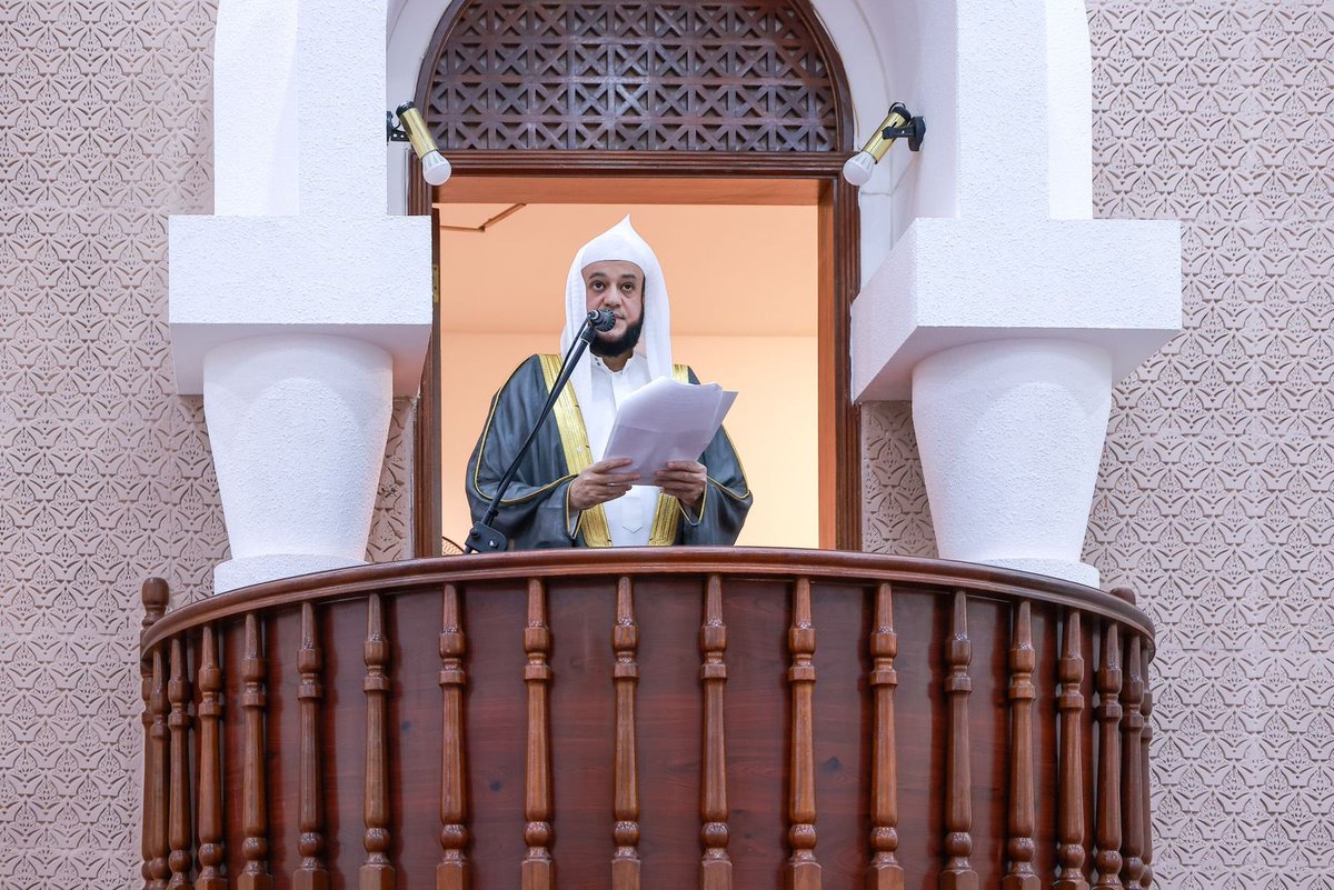 m_aljafry's tweet photo. أدى صاحب السمو الملكي الأمير #سعود_بن_طلال بن بدر محافظ #الأحساء ، صباح اليوم ” الخميس ” صلاة الاستسقاء مع جموع المصلين في جامع خادم الحرمين الشريفين  بمدينة الهفوف .

وقد أم المصلين فضيلة الشيخ الدكتور عبدالله بن محمد السماعيل والذي بين أن الماء من نعم الله العظمى التي تدل على قدرته سبحانه وأن الله تعالى هو المستحق للعبادة وحده، وأن للماء منافع كثيرة لا تحصى فهو عذب معين تتمتع به الأنفس والأبدان، وأن هذا الماء اللطيف قد يتحول بقدرة الله تعالى إلى عذاب ونقمة إذا لم يشكر الله عليها ، وأن الواجب على المسلم الإكثار من التوبة والاستغفار لرفع البلاء ولحصول بركة الأرض والسماء فالله كريم يقبل توبة التائب ، وعلى المسلم أيضاً التضرع إلى الله واللجوء إليه والإكثار من الدعاء بأن يغيث البلاد والعباد بالخيرات والبركات إنه سميع قريب مجيب الدعوات

وقد أدى الصلاة مع سموّه عدد من مدراء الدوائر الحكومية من مدنيين وعسكريين.