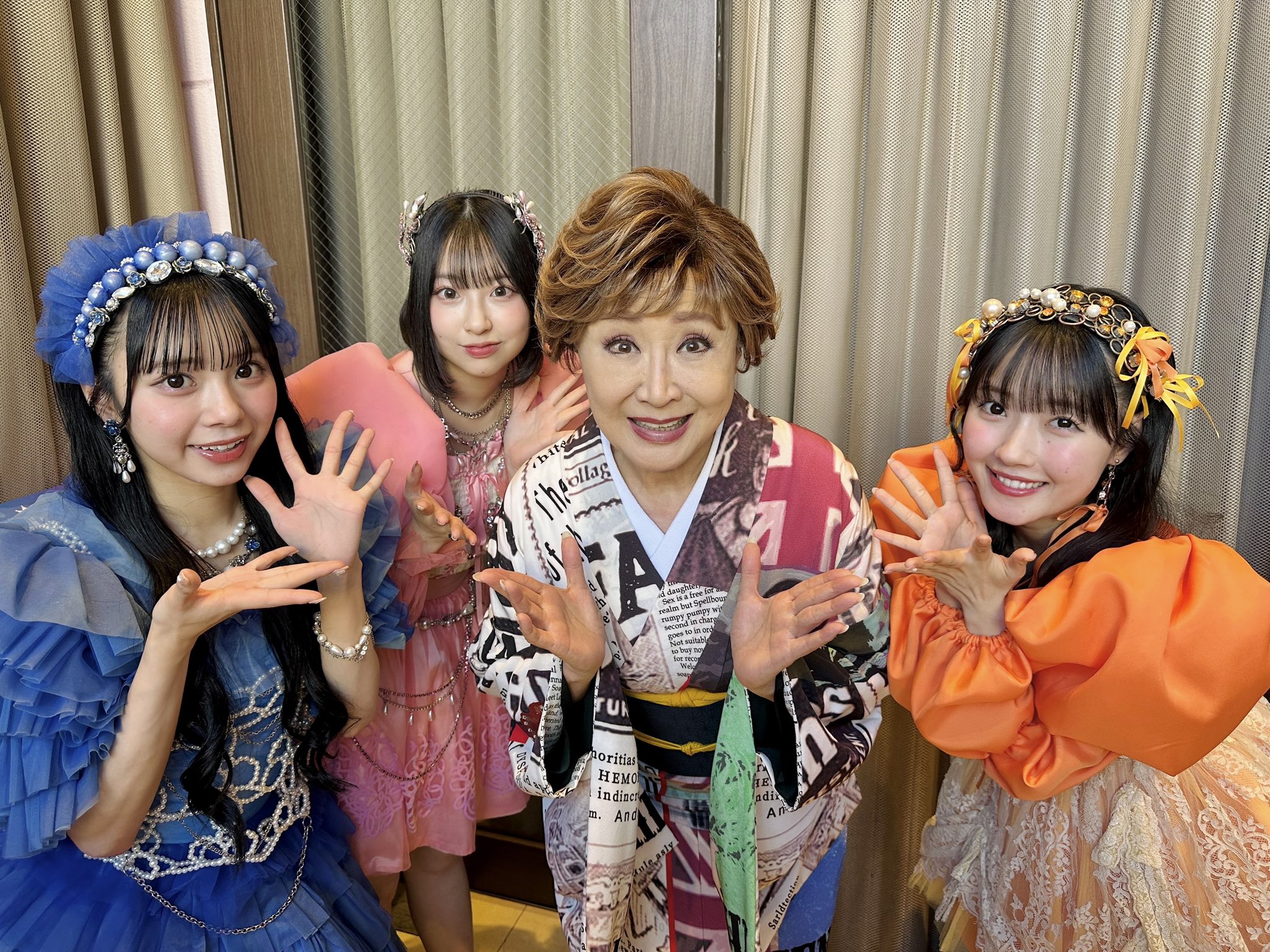 桜庭遥花、川本笑瑠、増田彩乃　うちわ メンチカツを切るCUTIE STREETの増田彩乃、桜庭遥花、川本笑瑠