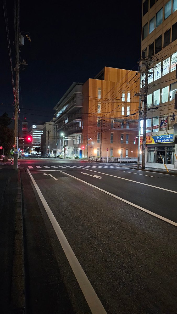 在这么的夜晚，在马路边来一发，应该很刺激。太冷了包得太多，露出不了。🤭