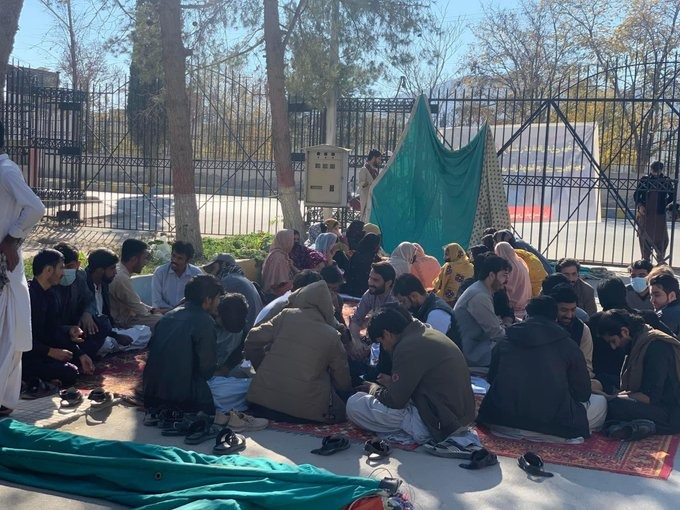 Kashmir_Fact's tweet photo. #Balochistan’s youth rise against oppression.
Protest camps at #BolanMedicalCollege demand an end to hostel militarization and the reopening of BMC.
#Education is a right, not a battleground.
#BalochRights #BMCProtest #RightToEducation #Islamabad_Massacre #BeKindToAnimals #SprightAgroFlourish @Zara_Baloch26 @BalochYakjehtiC