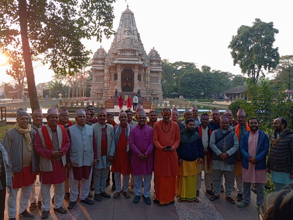 शाश्वतधाममा हार्दिक स्वागत 🌟 आदरणीय पण्डितहरू र गुरुहरूको आगमनले यहाँ आध्यात्मिक ऊर्जा र शान्तिको माहोल छाएको छ। तपाईंहरूको उपस्थिति हाम्रो लागि अत्यन्तै खुसीको कुरा हो।