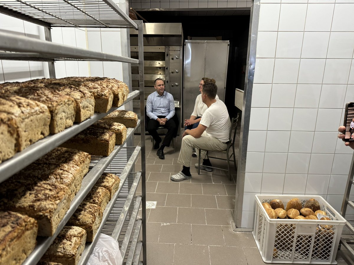 MWosPL's tweet photo. #Nawrocki2025 🇵🇱🇵🇱
Od samego rana @NawrockiKn w trasie, blisko problemów zwykłych ludzi. Rodzinna piekarnia w Kornowacu prowadzona przez pana Mariana. https://t.co/5uAx0KIXBQ