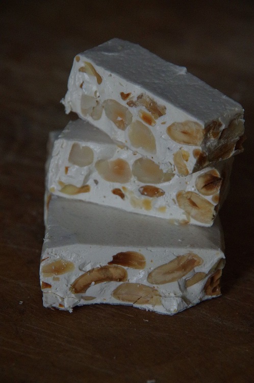SonoitaliaInfo's tweet photo. Zu den italienischen Spezialitäten, die man traditionell in der #Weihnachtszeit genießt, zählt der #Torrone. Die kostbare Süßware hat auch in #’Aquila, der Hauptstadt der Region #Abruzzen, eine Tradition – und das seit 1835. 👉https://t.co/s2Rn50IHRJ @YourAbruzzo @CiaoNico https://t.co/X5pEWWwTKx