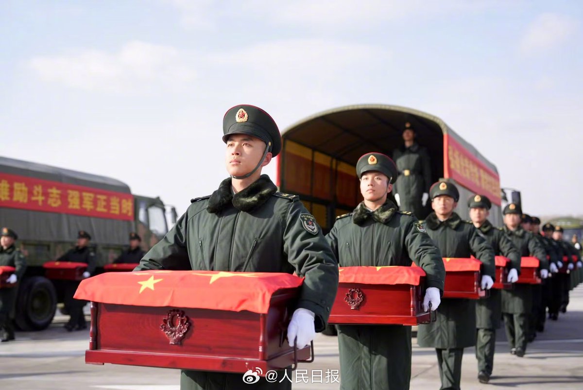 PDChinese's tweet photo. 【今天，以國之名接英雄回家】闊別祖國70多年後，11月28日，43位志願軍烈士遺骸回到祖國懷抱。運-20接迎、殲-20護航、“過水門”……以國之名，最高禮遇，志願軍烈士回國儀式感太催淚。山河無恙，家國皆安，謝謝你們為我們拼來家國安寧，英魂請安息！ https://t.co/cCtk0tcHRo