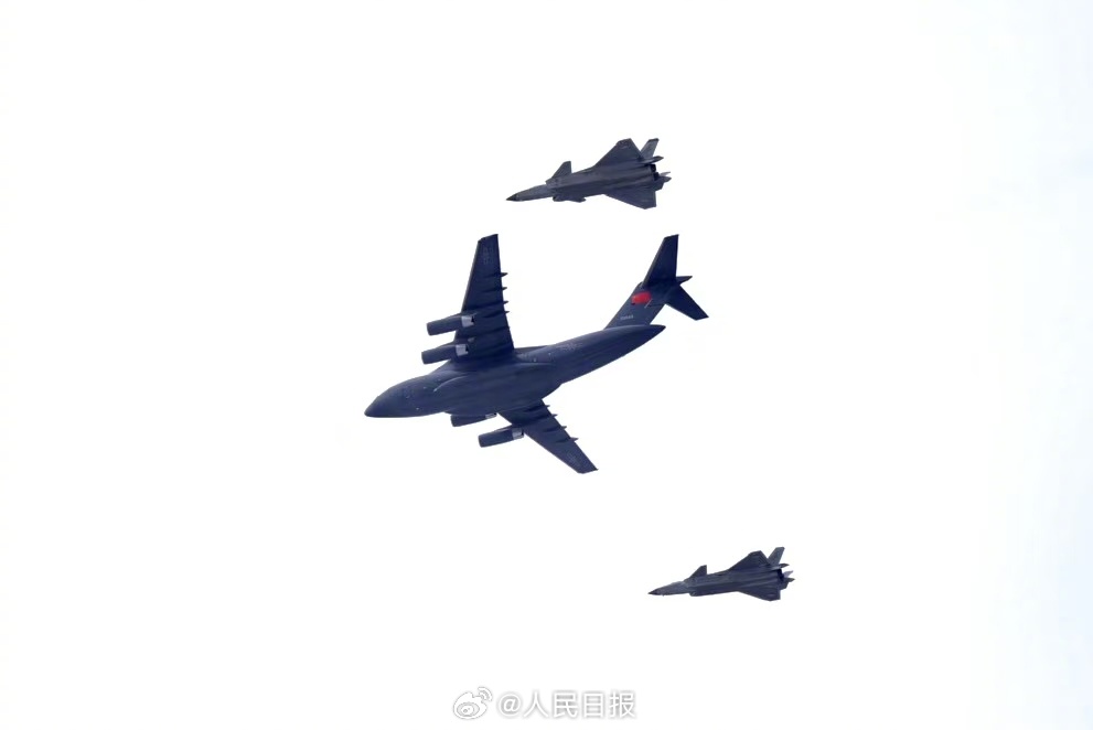 PDChinese's tweet photo. 【今天，以國之名接英雄回家】闊別祖國70多年後，11月28日，43位志願軍烈士遺骸回到祖國懷抱。運-20接迎、殲-20護航、“過水門”……以國之名，最高禮遇，志願軍烈士回國儀式感太催淚。山河無恙，家國皆安，謝謝你們為我們拼來家國安寧，英魂請安息！ https://t.co/cCtk0tcHRo