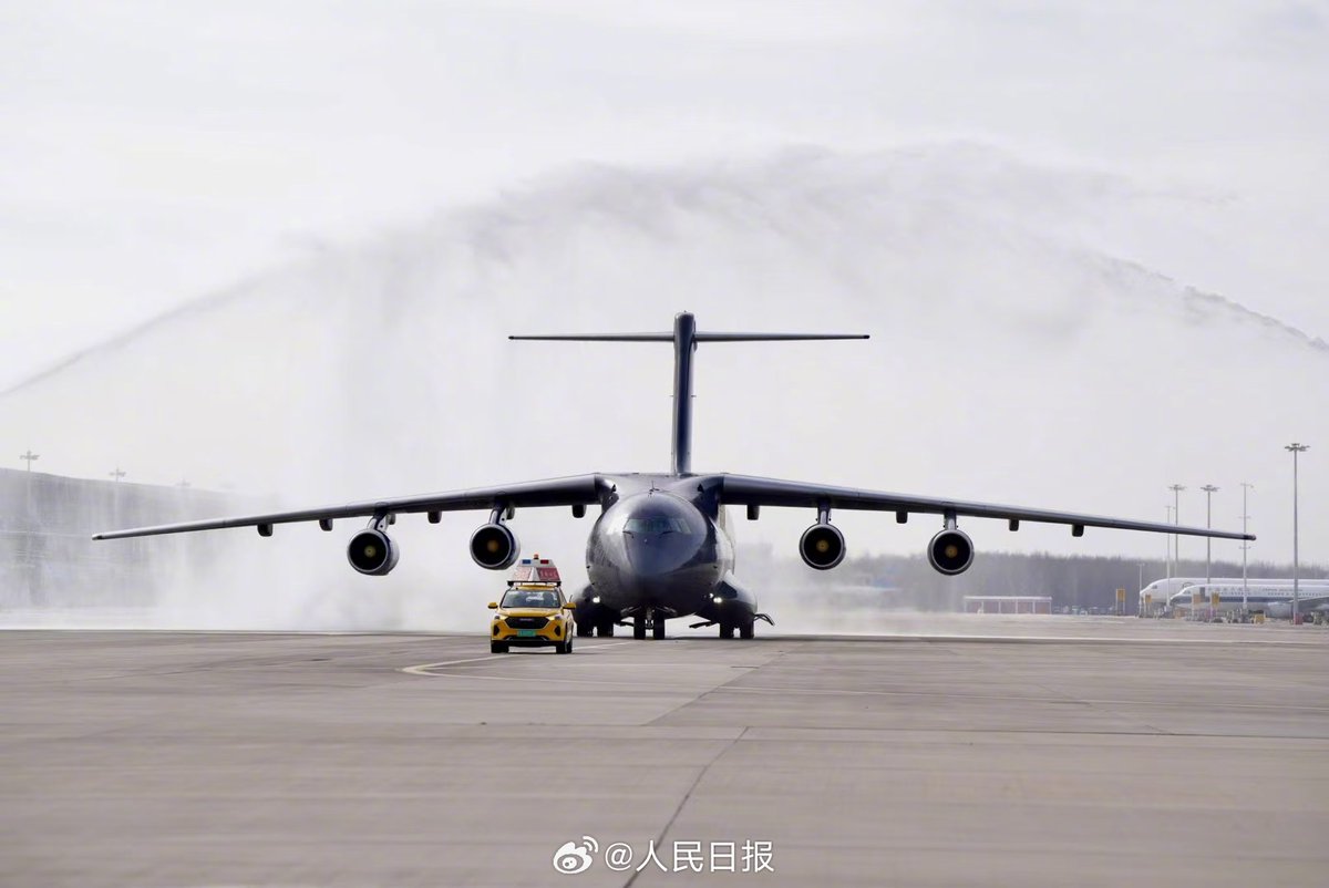 PDChinese's tweet photo. 【今天，以國之名接英雄回家】闊別祖國70多年後，11月28日，43位志願軍烈士遺骸回到祖國懷抱。運-20接迎、殲-20護航、“過水門”……以國之名，最高禮遇，志願軍烈士回國儀式感太催淚。山河無恙，家國皆安，謝謝你們為我們拼來家國安寧，英魂請安息！ https://t.co/cCtk0tcHRo