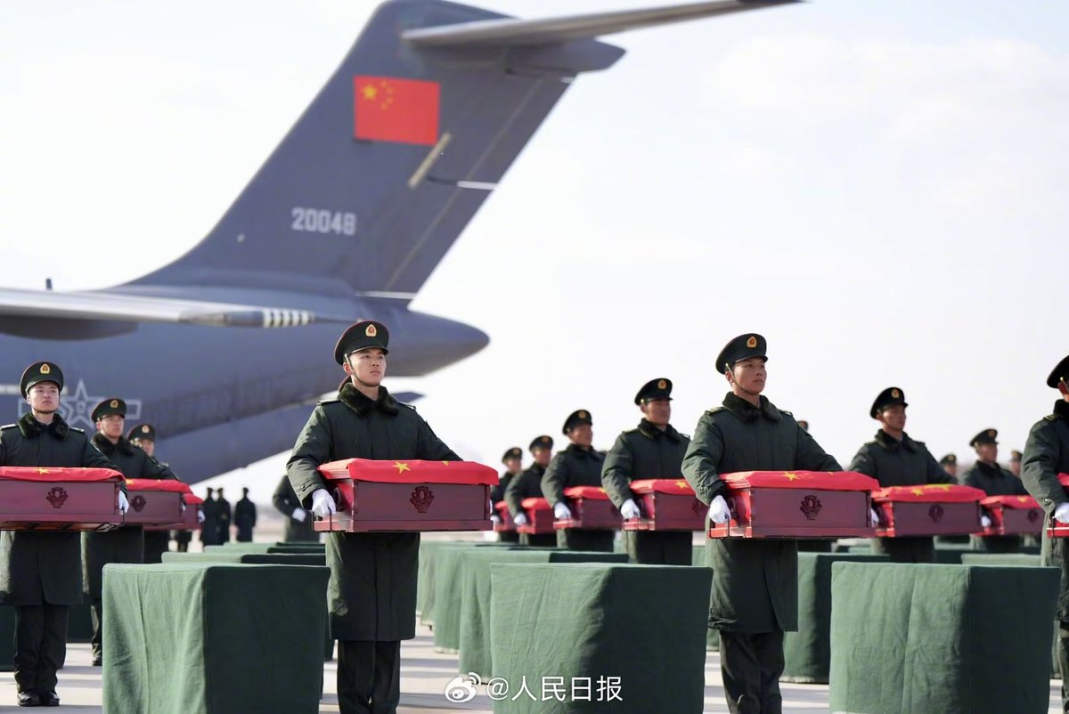 PDChinese's tweet photo. 【今天，以國之名接英雄回家】闊別祖國70多年後，11月28日，43位志願軍烈士遺骸回到祖國懷抱。運-20接迎、殲-20護航、“過水門”……以國之名，最高禮遇，志願軍烈士回國儀式感太催淚。山河無恙，家國皆安，謝謝你們為我們拼來家國安寧，英魂請安息！ https://t.co/cCtk0tcHRo