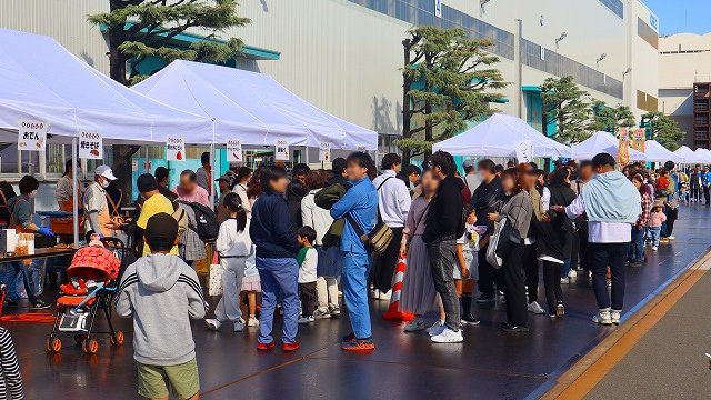 大久保工場で家族感謝祭を開催！／ クレーンでのくす玉割りから始まり