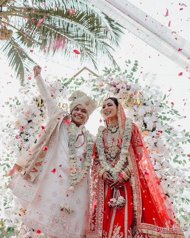 Onlinetadka's tweet image. 'गदर 2' के कास्टिंग डायरेक्टर ने लाॅन्ग टाइम गर्लफ्रेंड से रचाई शादी, सुर्ख लाल जोड़े में सजी दुल्हनिया ने चुराया सबका दिल 
#Gadar2 #CastingDirector #ParaggMehta #RuhiMane #BollywoodNews