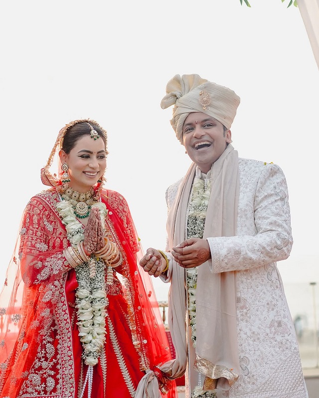 Onlinetadka's tweet image. 'गदर 2' के कास्टिंग डायरेक्टर ने लाॅन्ग टाइम गर्लफ्रेंड से रचाई शादी, सुर्ख लाल जोड़े में सजी दुल्हनिया ने चुराया सबका दिल 
#Gadar2 #CastingDirector #ParaggMehta #RuhiMane #BollywoodNews