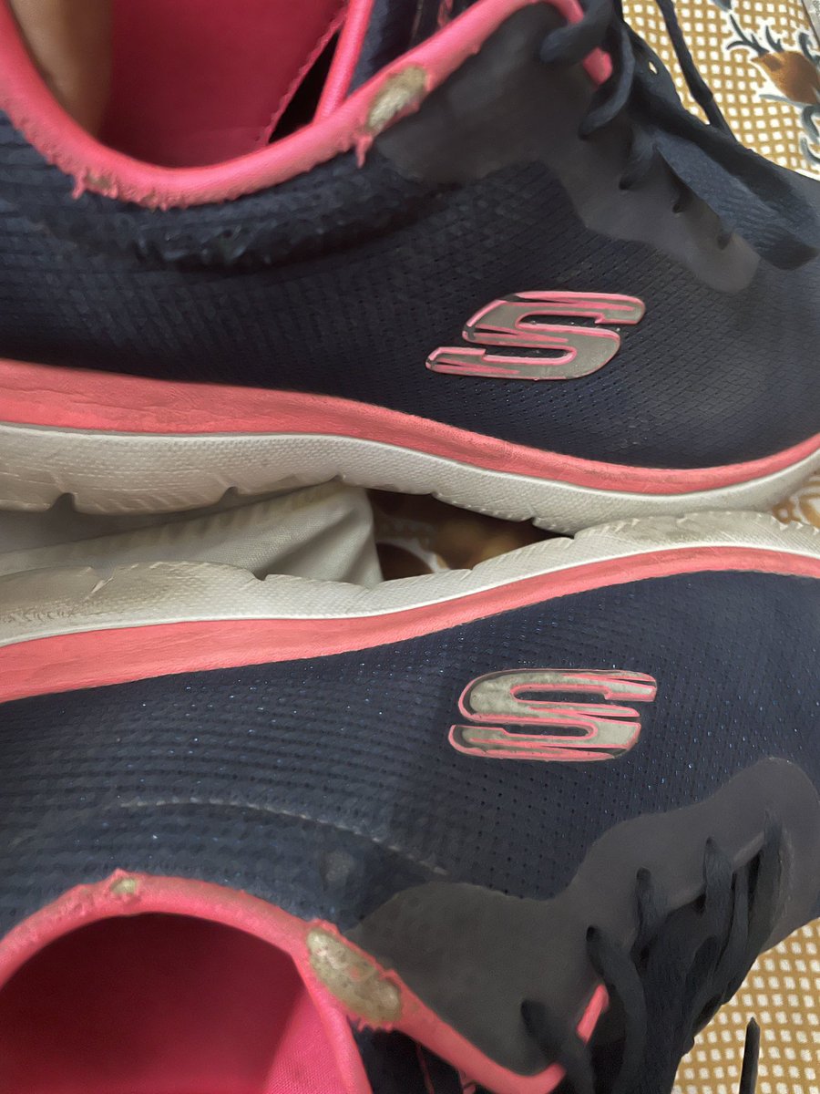 fellowpuneet's tweet photo. @SkechersIndia  bought a pair of shoes for my daughter from @amazonIN on the 5th of Oct. look at the condition . Pls suggest what to do? In 2 months this is the condition. I have the invoice too and am hoping this was a genuine product sold to us https://t.co/eJyUM5Uc3h