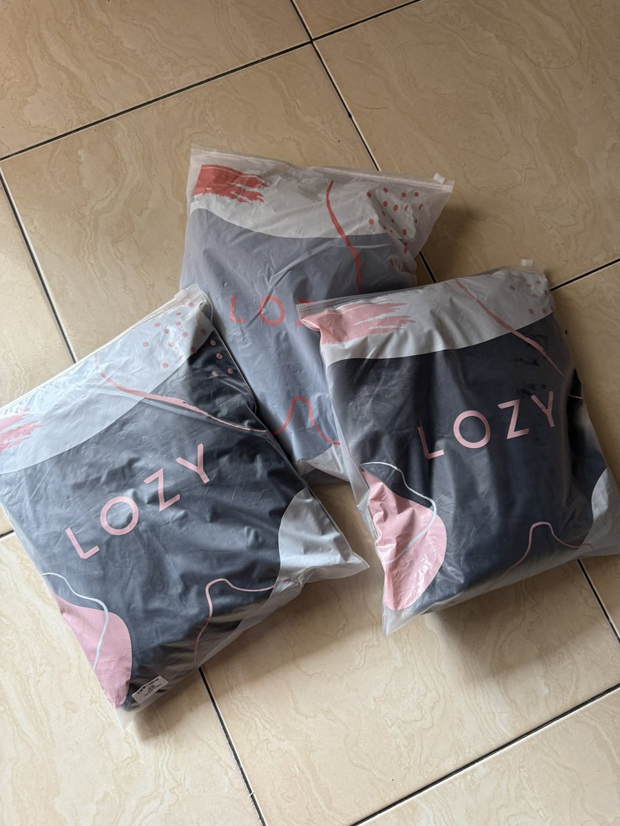 mau giveaway 3 gamis dari lozyhijab🤍🤍 buat 3 orang beruntung, bisa follow &amp; retweet tweet ini aja yaaa ♡ aku announce tanggal 3 desember🫶🏻🫶🏻🫶🏻🫶🏻