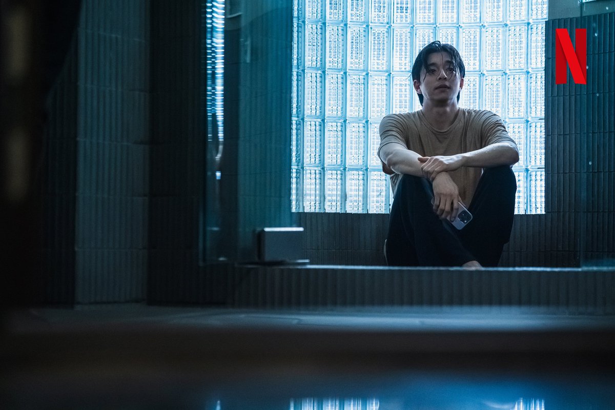 NetflixKR's tweet photo. 결혼 때문에 혼자가 되어버린 여자와 결혼하고 지독히 외로워진 남자의 이야기.

파격적이고 감각적인 미스터리 멜로 <트렁크>, 오늘 오후 5시 오직 넷플릭스에서.
🎬https://t.co/L6w297F5xy https://t.co/eGhuR11Vir
