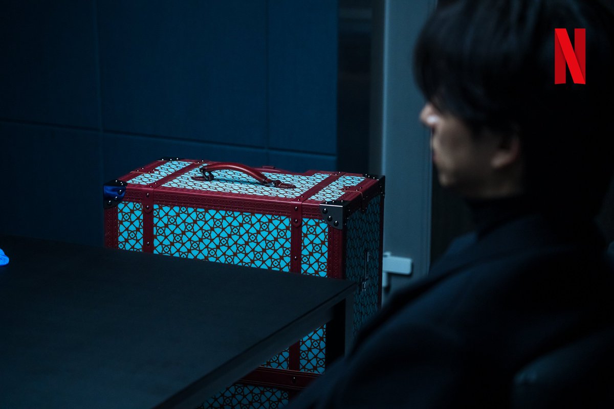 NetflixKR's tweet photo. 결혼 때문에 혼자가 되어버린 여자와 결혼하고 지독히 외로워진 남자의 이야기.

파격적이고 감각적인 미스터리 멜로 <트렁크>, 오늘 오후 5시 오직 넷플릭스에서.
🎬https://t.co/L6w297F5xy https://t.co/eGhuR11Vir