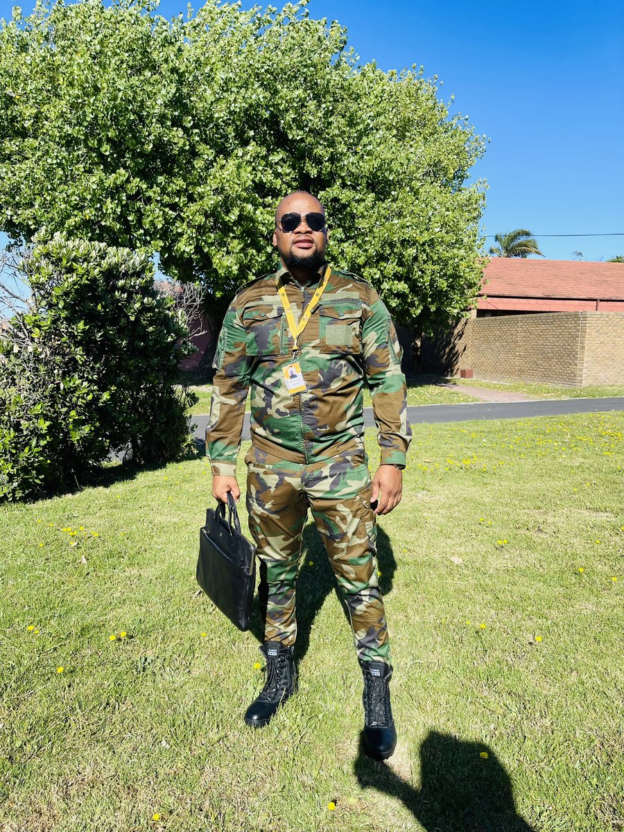 MnqobiPrince2's tweet photo. Combat ready, commanders morning. 🖤💚🖤💚

17 days to go, sihlangane eMabhida Gwaza Mkhonto🖤💚🖤💚 https://t.co/sdbpd8HjYM