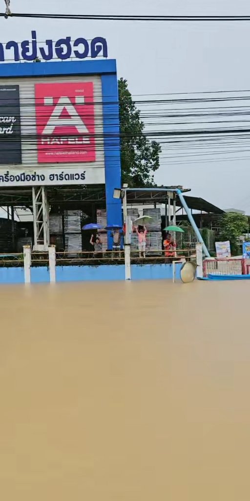 saturnly's tweet image. ระดมกู้ภัยทุกทีม ทุกจังหวัด ขอกำลังลงไปช่วยกันด้วยค่ะ มีคนอยากอพยพออกมาจากพื้นที่เยอะมาก / ฝนยังตกอยู่ตลอด
#น้ำท่วมภาคใต้ * ยะลา เบตง
tiktok.com/@binbanloerit/…