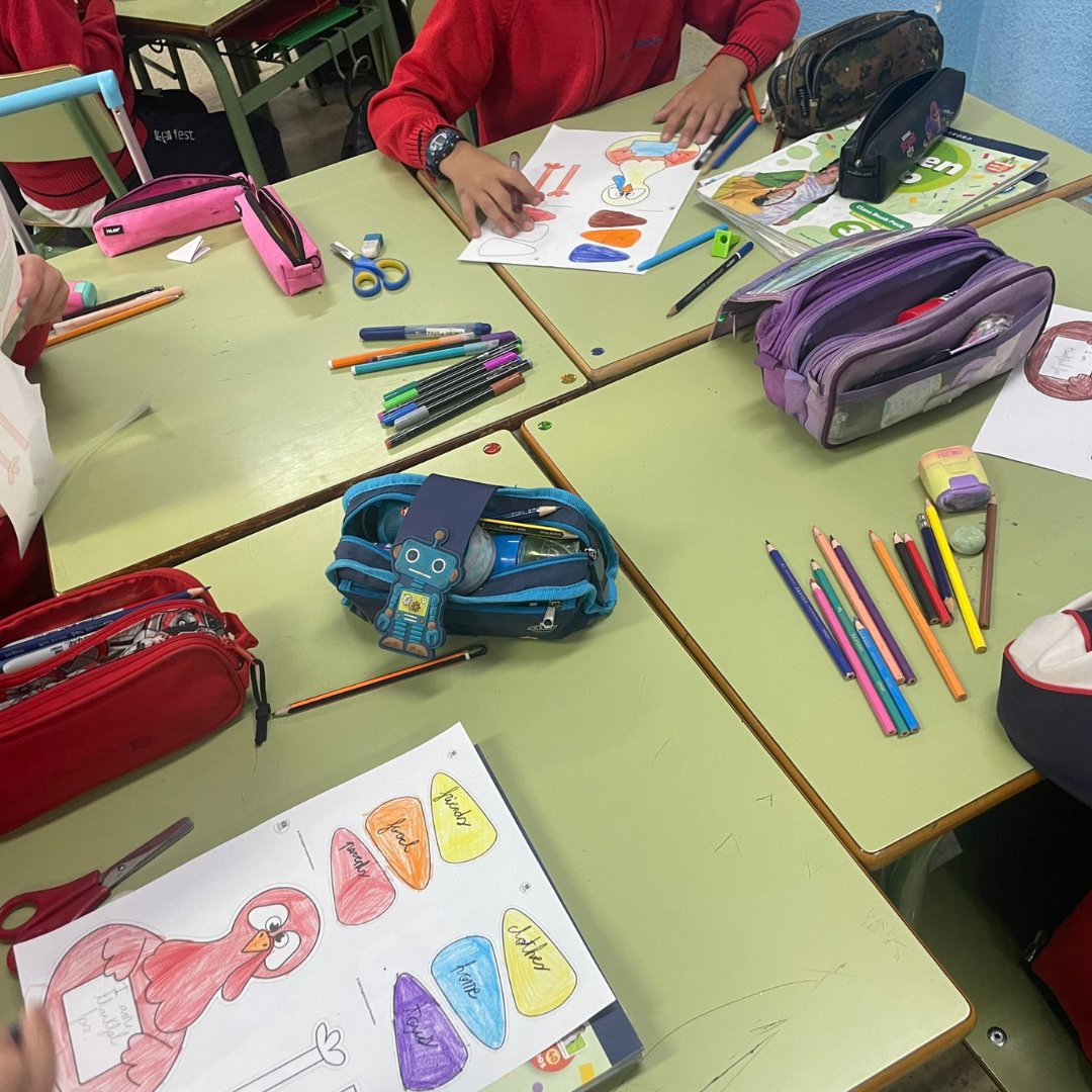 Happy Thanksgiving! We feel so thankful for so many things: food, parents, friends, home, school.
#happythanksgivng 
#thanksgiving 
#englishschool 
#primaria