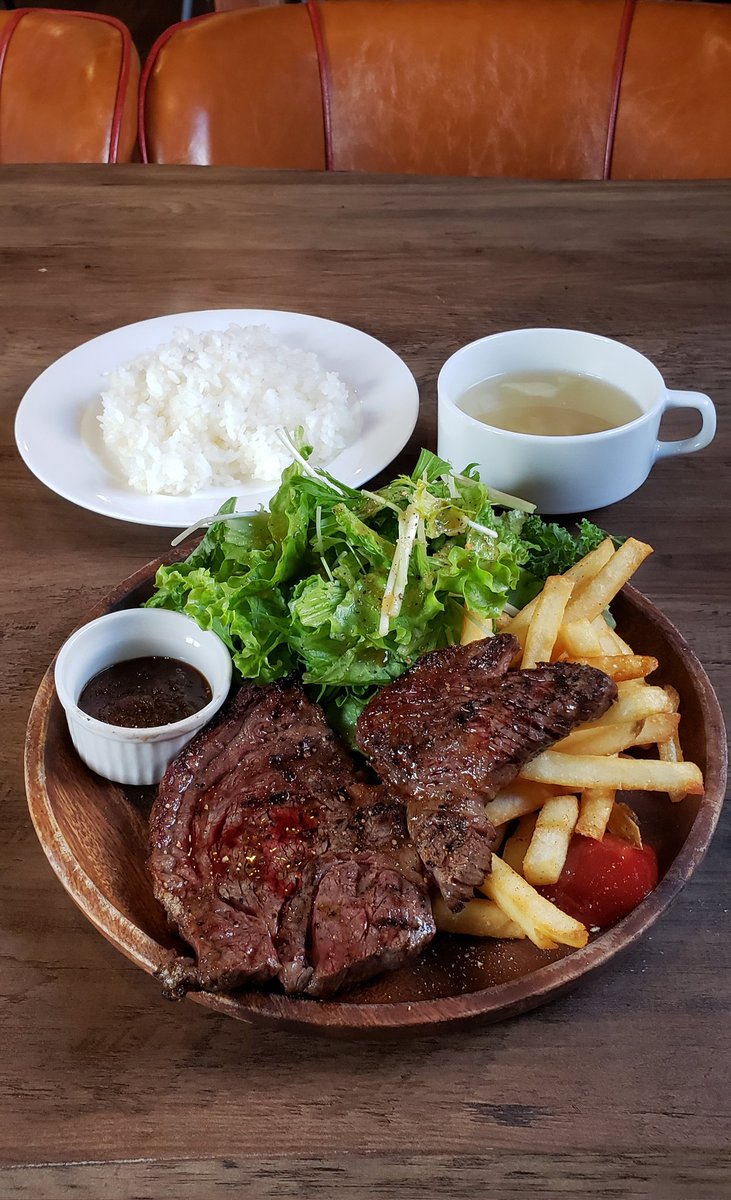 kotobuki0925's tweet photo. JUSTMEATさんのビーフランチ1500円。
大きくて厚みのある牛ステーキとモリモリの熱々プライドポテトとモリモリのサラダ。
ライスとスープはおかわり自由な上、帰り際にホットコーヒーのテイクアウトを無料でいただけた。
お肉食べたい欲とお腹が一気に満たされた。
#JUSTMEAT
#ジャストミート
#ランチ https://t.co/P4k6NhSzr6