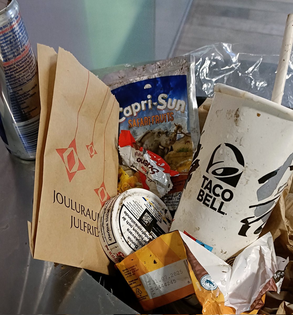 Tämän aamun saldo metroon mennessä: nuuskarasia x2, TacoBellin juoma, karkkipaperia, energiajuomatölkki, pillimehu Kirkko jakoi pipareita metroaseman luona. Eka pahvipussi oli jo maassa.