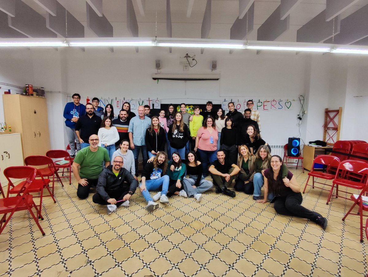 revolucio_verda's tweet photo. Ahir 1a @ecoFEP @eco_FEP del curs on vam començar a planificar els projectes triennals.També vam reflexionar amb @creart_ong sobre la no violència i vam començar a dibuixar la 3a fase del #projecteBlau #EscolesSostenibles @escolesXESC @esenred21 @escolesFEP https://t.co/ou4Tz0Mvc4