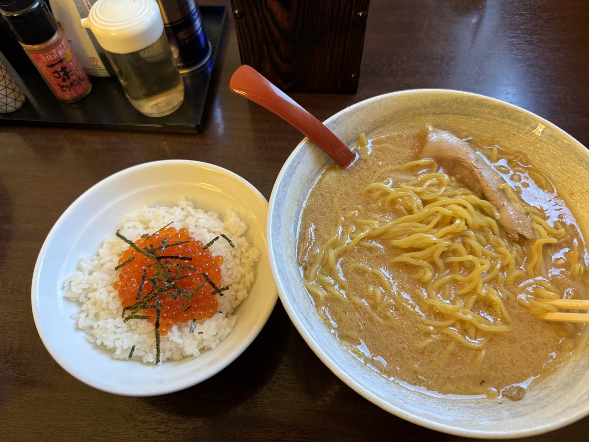 aaabbbddd_vvv's tweet photo. 北海道ラーメン麺屋中邑（福島県田村市）

味噌ラーメンとイクラ丼

濃厚味噌で、また麺も美味しい😊
イクラ丼も美味しかった😊

#味噌ラーメン　#ラーメン　#中邑 https://t.co/2g5tKPCiQj