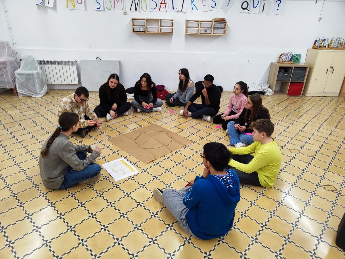 revolucio_verda's tweet photo. Ahir 1a @ecoFEP @eco_FEP del curs on vam començar a planificar els projectes triennals.També vam reflexionar amb @creart_ong sobre la no violència i vam començar a dibuixar la 3a fase del #projecteBlau #EscolesSostenibles @escolesXESC @esenred21 @escolesFEP https://t.co/ou4Tz0Mvc4