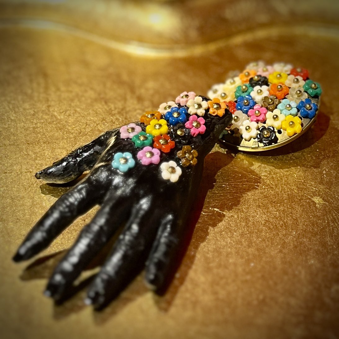 作家のAZUSA IIOさんより、ハンドメイドアクセサリーをお届けいただき