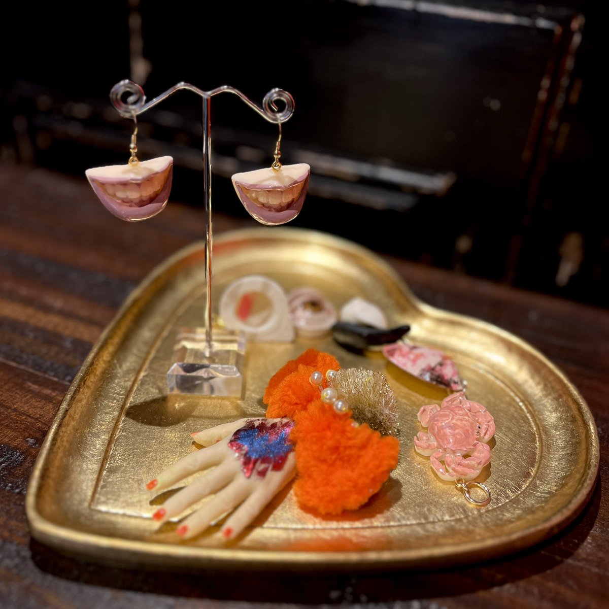 作家のAZUSA IIOさんより、ハンドメイドアクセサリーをお届けいただき