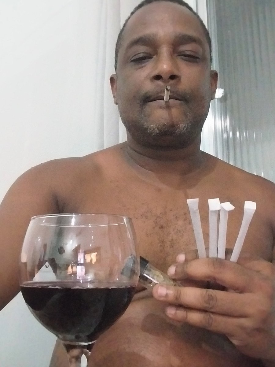 Paizaott's tweet photo. Minha vida é uma mentira, eu não sou nada feliz 🍁🍷😐 https://t.co/bHpkxmCvd8