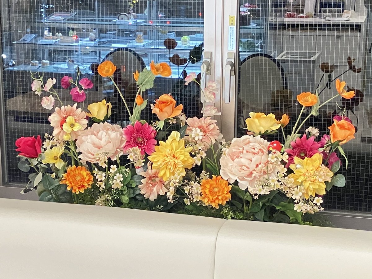 caffarel_choco's tweet photo. カファレル神戸北野本店は11/25に20周年を迎えました✨
12/30までの期間限定でチョコレートの量り売りを実施しています。
通常価格よりお買い得なので、この機会にご利用ください。
また、カフェスペースも華やかなお花で彩られています🌷ぜひ優雅なティータイムをお過ごしください☺️ https://t.co/hUoCNECUkZ
