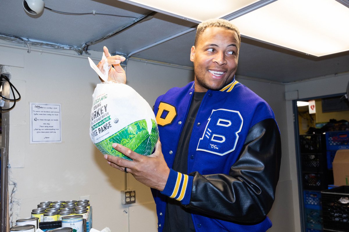 PBDreamBigFDN's tweet photo. Kicking off the season of gratitude 🦃✨ Pharaoh Brown &amp; the Dream Big Foundation joined forces with The Food Bank at St. Mary’s to bring Thanksgiving meals to 300 local families. A little joy goes a long way this holiday season! 💙 #DreamBigFoundation #CommunityFirst https://t.co/db9HRhrqwk