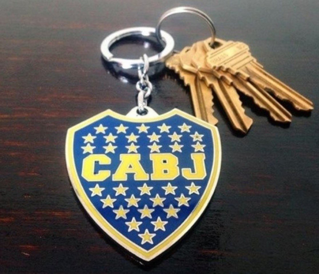 ENCONTRÉ ESTAS LLAVES POR FAVOR DIFUNDAN DEBE SER DE ALGUIEN QUE SE QUEDÓ AFUERA