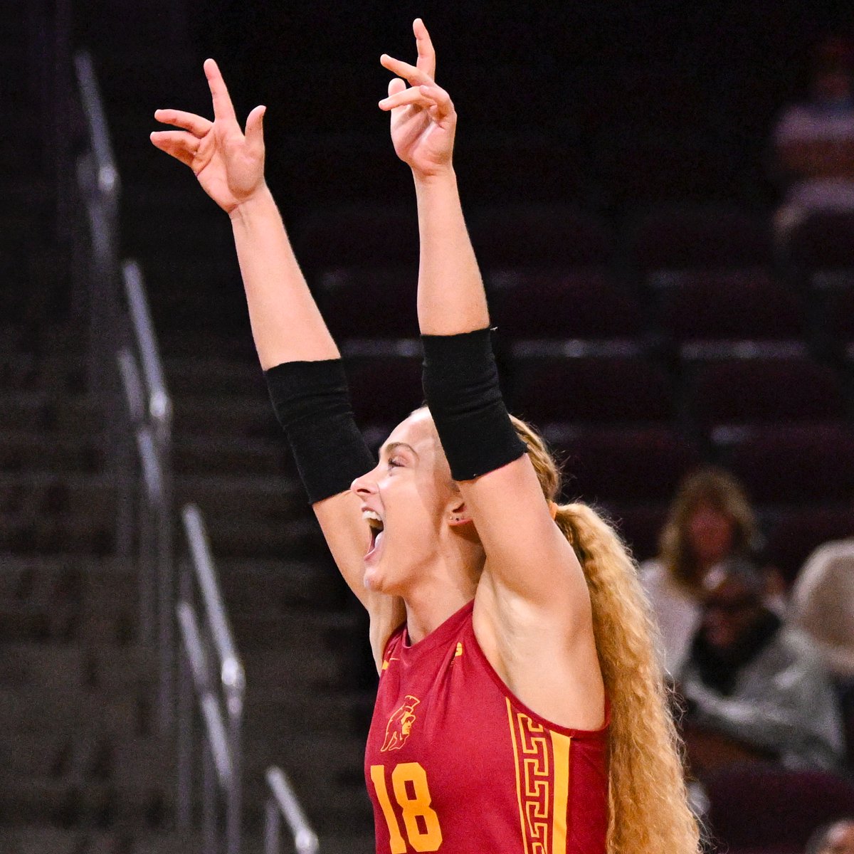 📈 The Women of Troy improve to 20-9 overall with a 12-7 record in the Big Ten. The Huskies fall to 19-10 overall and to 9-10 in league contests. #FightOn ✌️🏐 #B1GVolleyball
