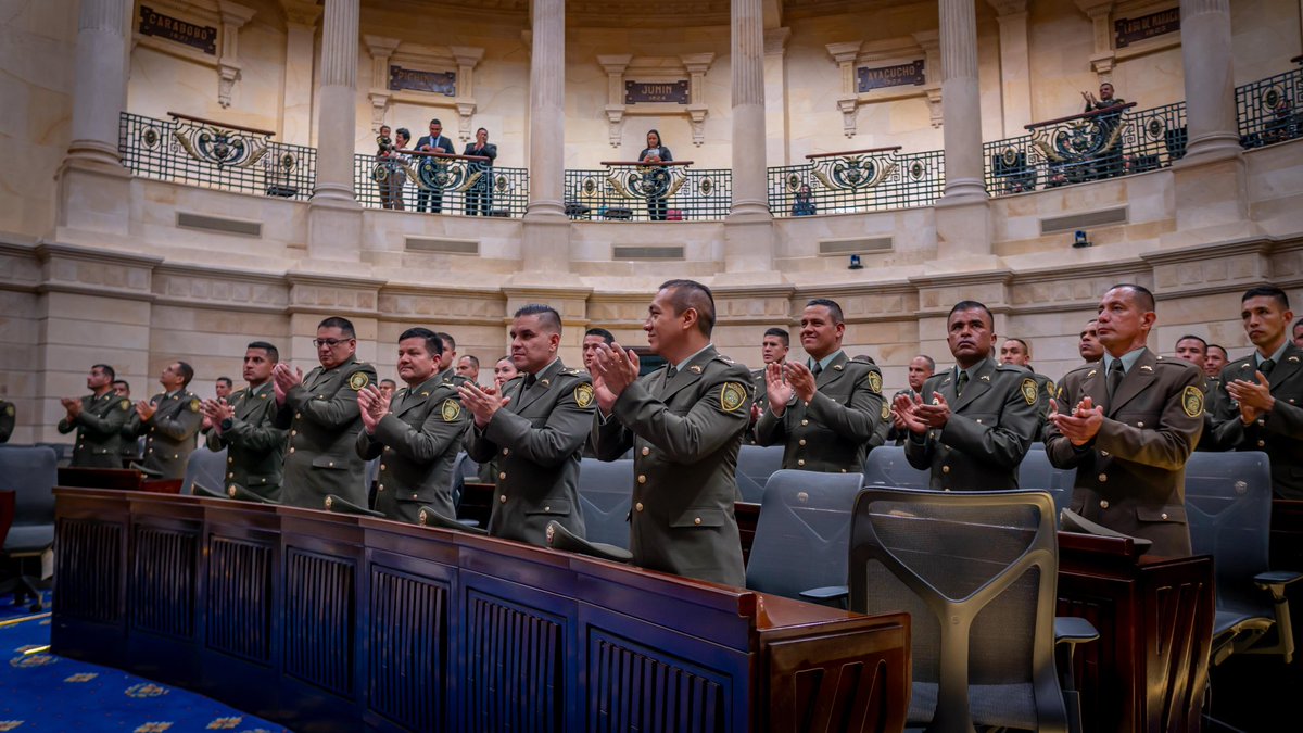 Ellos son el corazón y el escudo de nuestra democracia. Por eso, hoy, junto a mis compañeros <a href="/BetsyPerez_1/">Betsy Pérez Arango</a> y <a href="/JAIROCRISTO/">Jairo Cristo</a>, entregamos la 'Orden de la Democracia Simón Bolívar' al general William Salamanca <a href="/DirectorPolicia/">General William Oswaldo Rincón Zambrano</a>, en representación de una institución que refleja el