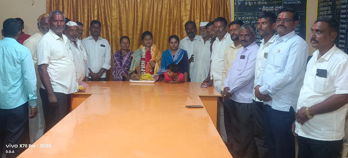 SMorutagi's tweet photo. ನಮ್ಮ ಲೋಣಿ bk ಗ್ರಾಮ ಪಂಚಾಯತಿ   ರಾಣಿ ಅಶೋಕ್ ಮಾಳಾಬಿಗಿ ಗ್ರಾಮ  ಪಂಚಾಯತಿ ಉಪಚುನಾವಣೆಯಲ್ಲಿ ಅ ವಿರೋಧ  ಆಯ್ಕೆಯಾಗಿದ್ದಾರೆ ಊರಿನ ಎಲ್ಲಾ ಮುಖಂಡರು ಸಹಕರಿಸುವುದಕ್ಕೆ  ಧನ್ಯವಾದಗಳು https://t.co/M2rsobdQrB