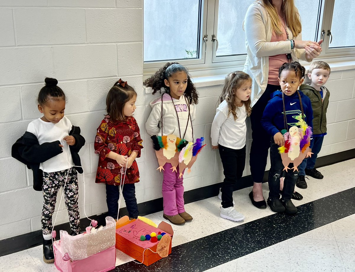 So incredibly proud of the <a href="/RineyvilleE/">Rineyville Elem</a> #HCSPreschoolers (3-5 year olds) who were the very best audience members as the entire school paraded in front of them at the Thanksgiving parade!👫🏽💓#HCSDifferenceMakers #HCSPreschool #ThanksgivingParade #GoodManners