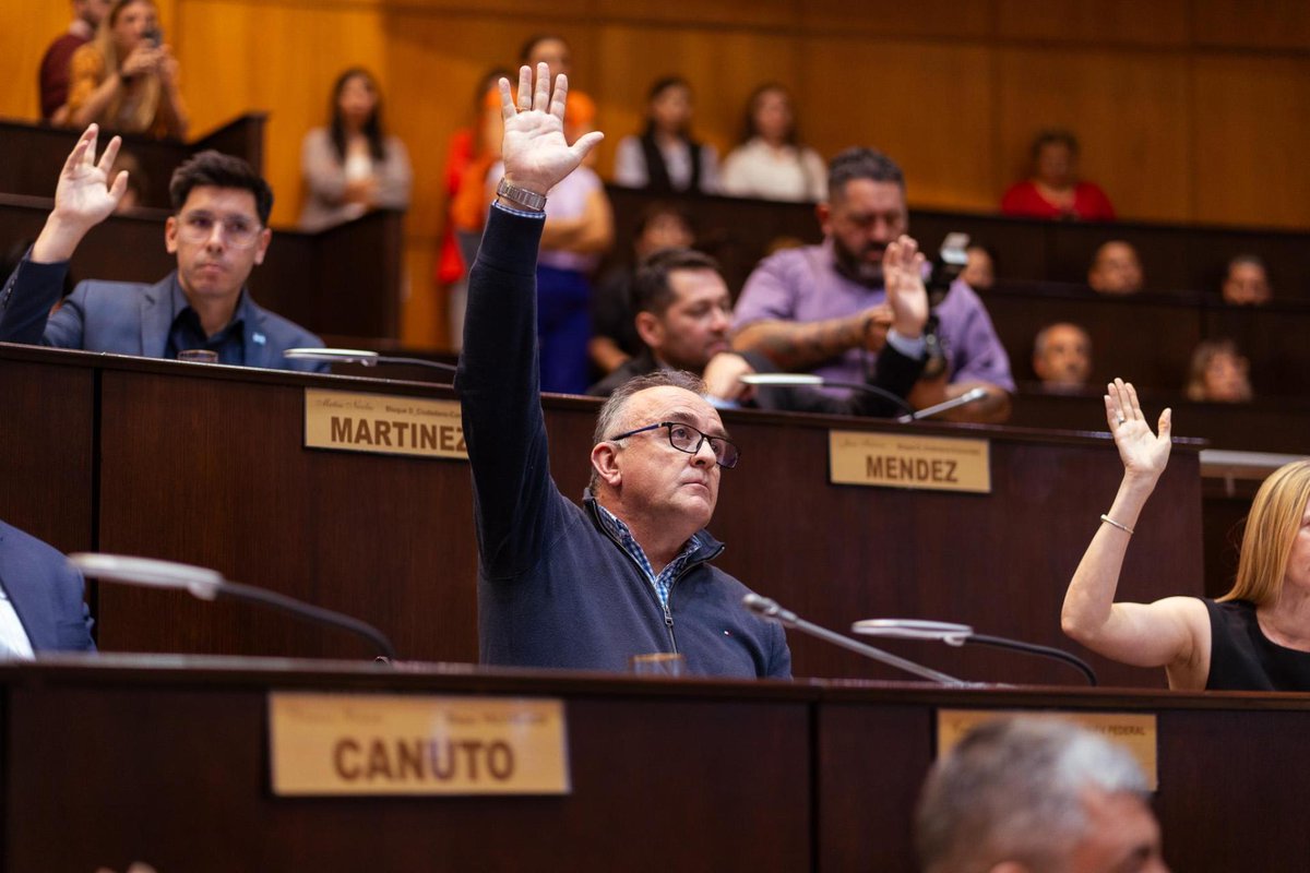 LegislaturaNqn's tweet photo. La Legislatura separó preventivamente del cargo a la vicegobernadora Gloria Ruiz
La Cámara de Diputados de la provincia separó preventivamente del cargo a la vicegobernadora Gloria Ruiz al votar esta tarde en sesión especial la resolución 1219. La iniciativa dispone la creación de una comisión investigadora que analizará las “pruebas relacionadas con los hechos denunciados que pesan sobre la vicegobernadora, garantizando su derecho a la defensa y el debido proceso”. Estará conformada por los presidentes de los 13 bloques políticos y tendrá hasta 30 días hábiles para emitir un informe. La resolución establece que la separación preventiva del cargo será una medida precautoria y temporal mientras dure el proceso, a fin de proteger la investigación y garantizar su correcto desarrollo.
Más info: https://t.co/rSZJscLYK3