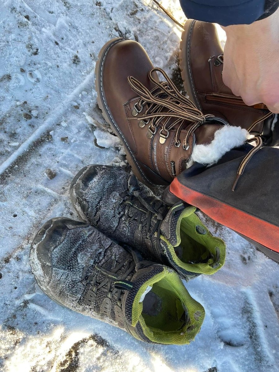 Тэдний даарч явааг та анзаараагүй байж магадгүй
олон олон хүүхэд зуны гуталтайгаа өвөлжиж байдаг
#дулаан_гутал_2025_аян эхэлсэн шүү🥰🥰🥰
Оролцохыг хүссэн хэн бүхэн доорх 5 хэлбэрээс өөрийн боломжоор оролцож болно.
1.  ❤ДУЛААН ГУТАЛ хандивлах
Дархан хот 99023717
УБ хот 88881622