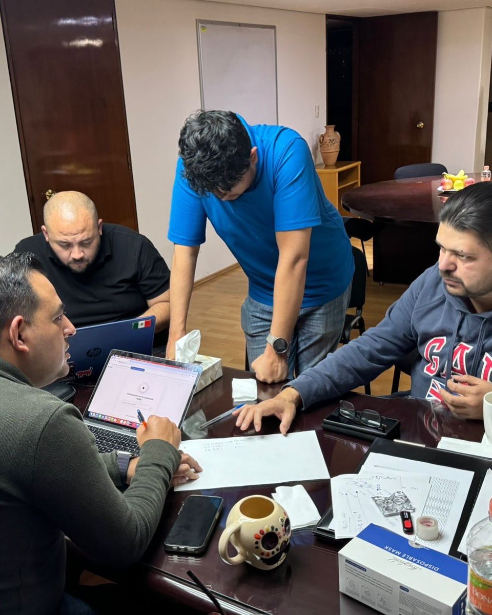 Julio_LeonT's tweet photo. Mantenemos reuniones todos los días con parte del equipo de la #CNBB para evaluar los avances con el registro a la Beca #RitaCetina, la operación de los Módulos de Orientación y la planeación de los operativos que están por iniciar.

¡Gracias a todas y todos por su compromiso! https://t.co/NGTeFOCpOl