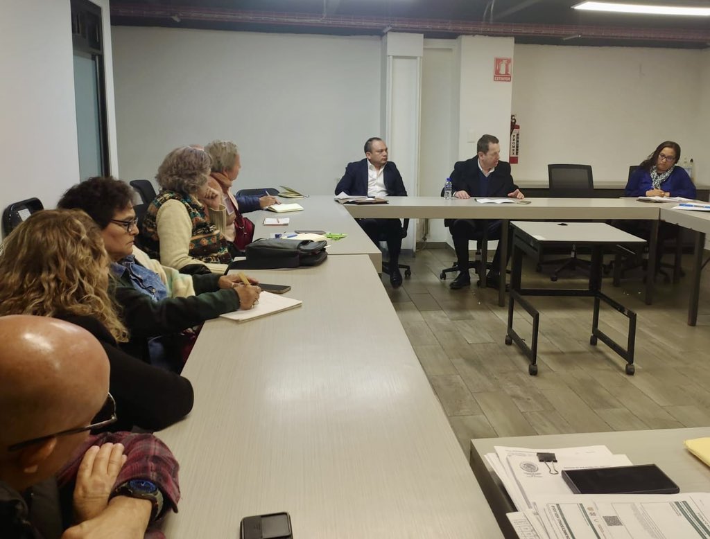 Subse_Gobierno's tweet photo. Está noche, el @Subse_Gobierno @FadlalaAkabani en reunión de trabajo con vecinos de la organización #UPPESAN, atendiendo diversas problemáticas sociales y en búsqueda de soluciones a dichas demandas.

#CapitalDeLaTransformacion https://t.co/YFgUMZ0dU0