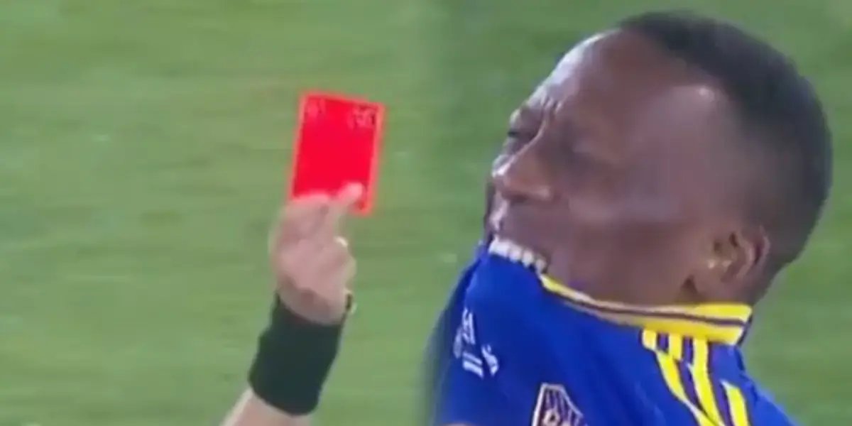 la12tuittera's tweet photo. #Riquelme s/las expulsiones de #Advíncula:

"Es fútbol, nadie se hace expulsar porque quiere. Nos dio muchas alegrías, hoy le tocó ser expulsado con doble amarilla, qué va a ser, son cosas que pasan". https://t.co/Fz9toQ8an4